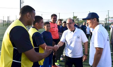 وزير الاستثمار يشارك العاملين المباراة النهائية ويسلم كأس «اليوم الرياضي 2026» للفريق الفائز بالنادي الأهلي