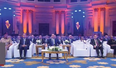الرئيس السيسي يتفقد جانبًا من معروضات المتحف الجيولوجي بمنتدى مصر للتعدين