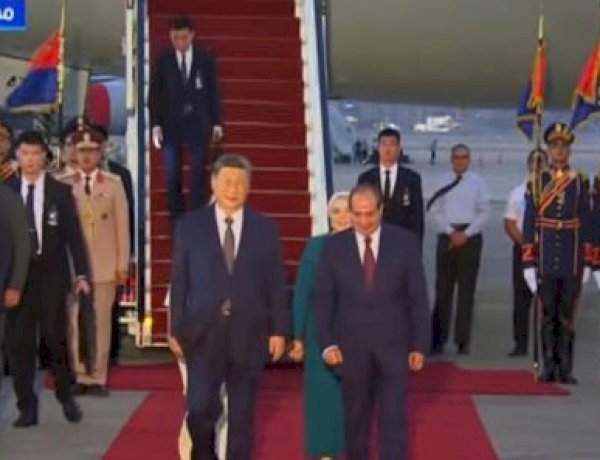الرئيس السيسي يستقبل الرئيس الصيني وزوجته في مطار القاهرة
