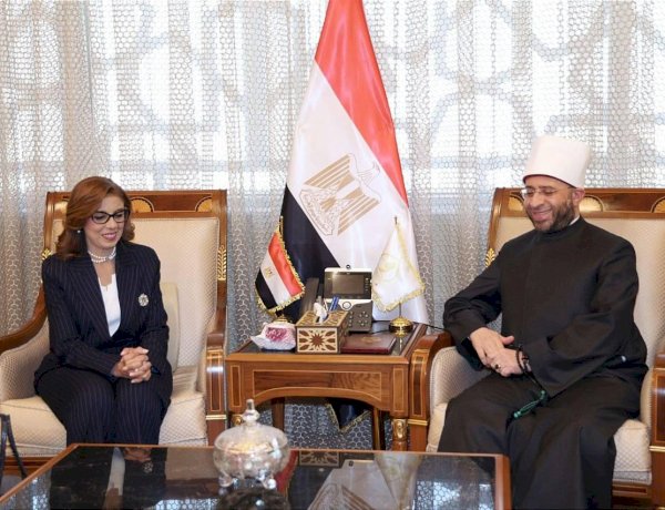 وزير الأوقاف يلتقي السفيرة أميرة فهمي قبيل توليها مهامها لدى سنغافورة