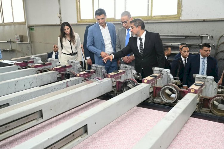 وزير الصناعة يتفقد مصنعين للصناعات النسيجية والتريكو والصباغة والطباعة والتجهيز بالمنطقة الصناعية الرابعة
