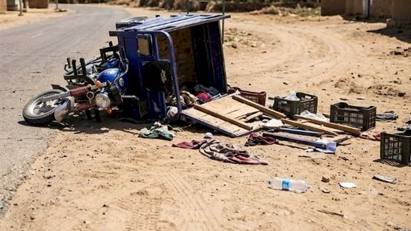 مصرع شخص وإصابة آخر في انقلاب تروسيكل بقنا