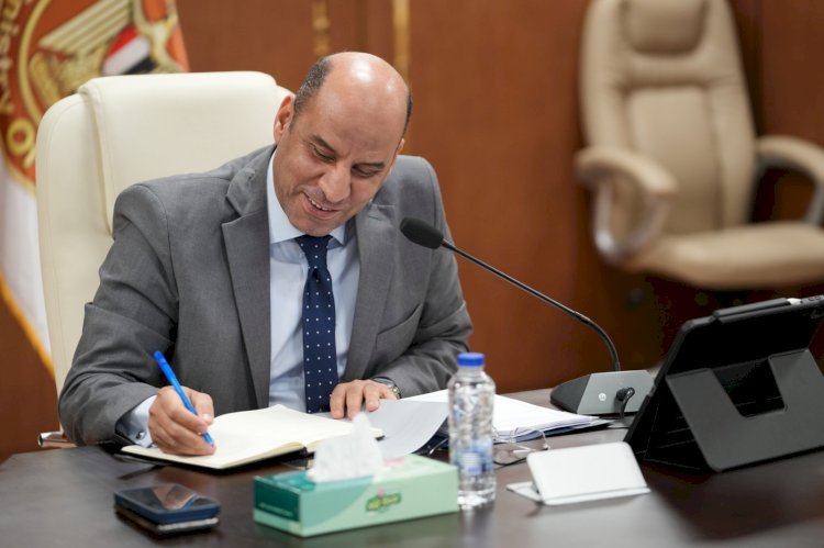 بتوجيه من الوزير حسن رداد.. تسليم الدفعة الثانية من عقود العمالة الزراعية الموسمية بالأردن