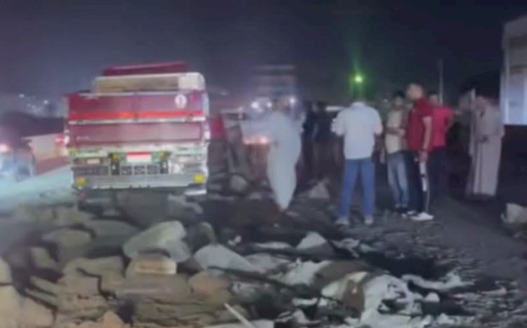 إصابة 3 أشخاص بحادث تصادم سيارة نصف نقل بجرار محمل بالأسمنت بكفر شكر