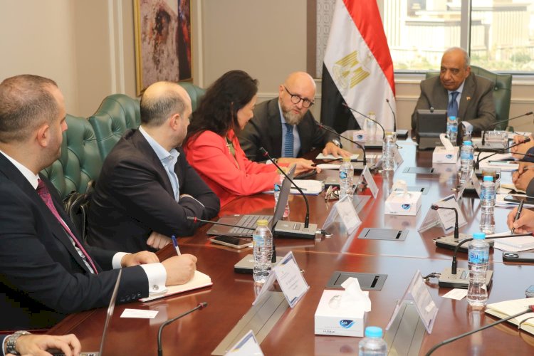 وزير الكهرباء يبحث مع وفد البنك الآسيوي دعم الاستثمار وتعزيز التعاون في قطاع الطاقة