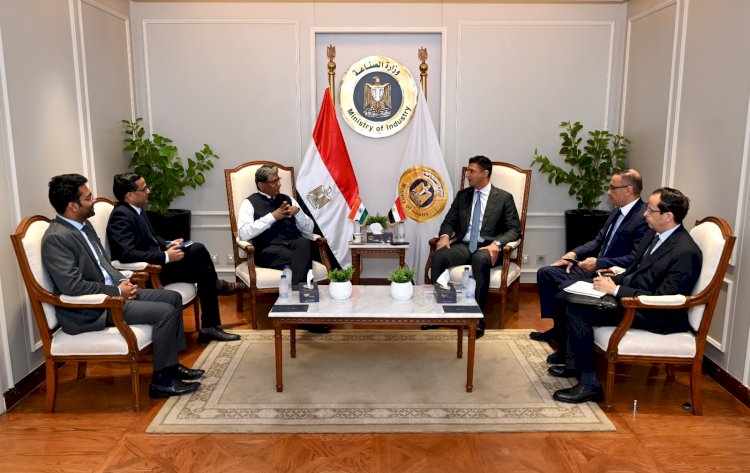 وزير الصناعة يبحث مع سفير الهند تعزيز التعاون الصناعي وزيادة الاستثمارات الهندية في مصر