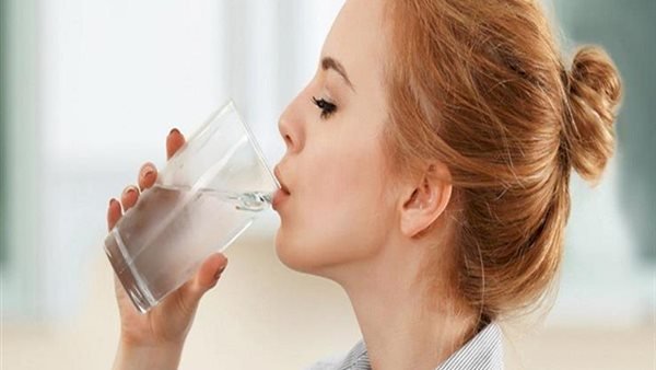 شرب الماء صباحًا.. فوائد للترطيب والطاقة والهضم