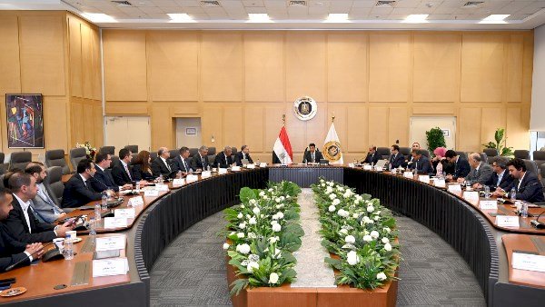 وزارة الصناعة تبحث مع مصنعي الأسمنت خارطة طريق لتحقيق استقرار السوق وزيادة الصادرات