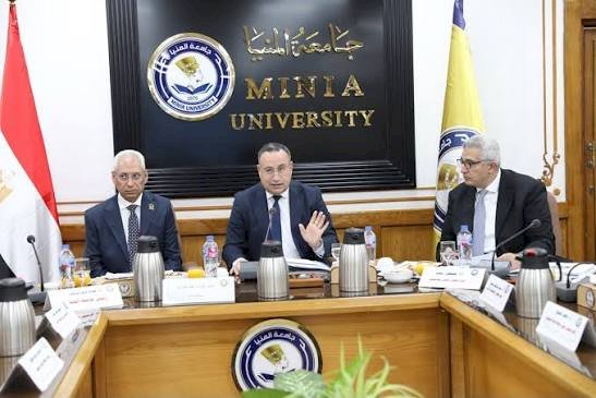 وزير التعليم العالي والقائم بعمل وزير الثقافة يترأس اجتماع المجلس الأعلى للجامعات بجامعة المنيا
