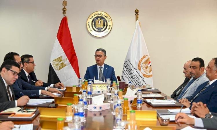 وزير التموين يعقد اجتماعًا موسعًا مع الشعبة العامة للمخابز وغرفة صناعة الحبوب لمتابعة منظومتي الطحن والخبز
