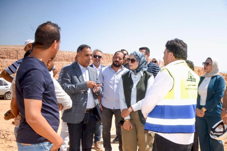 وزيرة الإسكان تتابع موقف تنفيذ عددٍ من المشروعات وملفات العمل بمدينة السويس الجديدة