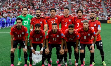 منتخب مصر بالقميص الأحمر وجنوب أفريقيا بالأخضر فى مباراة الليلة