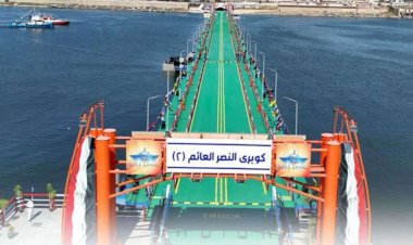 محافظ بورسعيد يتابع تركيب كوبرى النصر العائم 1 استعدادا لافتتاحه فى العيد القومى