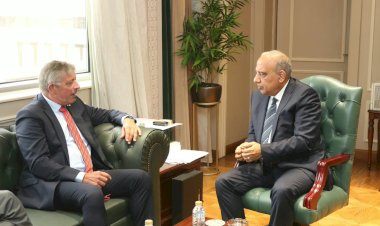 وزير الكهرباء يبحث مع سفير الدانمارك بالقاهرة آفاق الشراكة في الطاقة المتجددة وتطوير الشبكة القومية للكهرباء