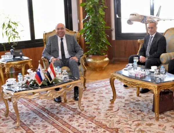 وزير الطيران المدني يبحث مع السفير السلوفيني تعزيز الربط الجوي وفتح آفاق جديدة لتنمية الحركة السياحية بين البلدين