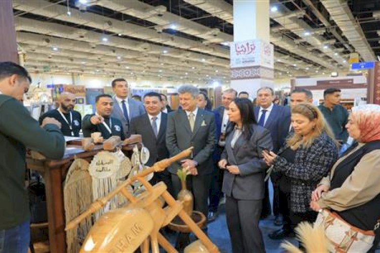 وزيرة التضامن تتفقد جناح صندوق دعم الصناعات الريفية والبيئية المشارك في فعاليات معرض "تراثنا" للحرف اليدوية والتراثية