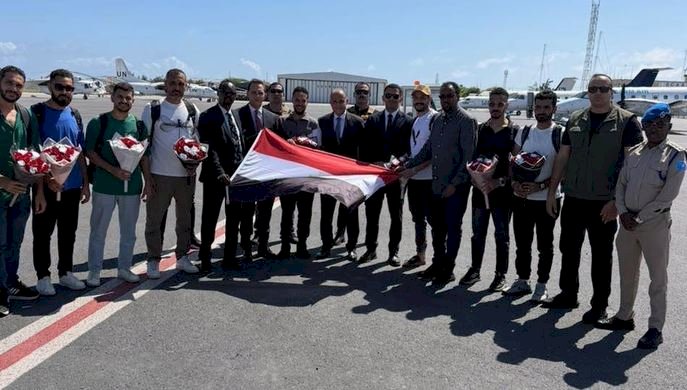 وصول البحارة المصريين إلى مقديشيو تمهيدًا لسفرهم إلى القاهرة برفقه السفير المصري