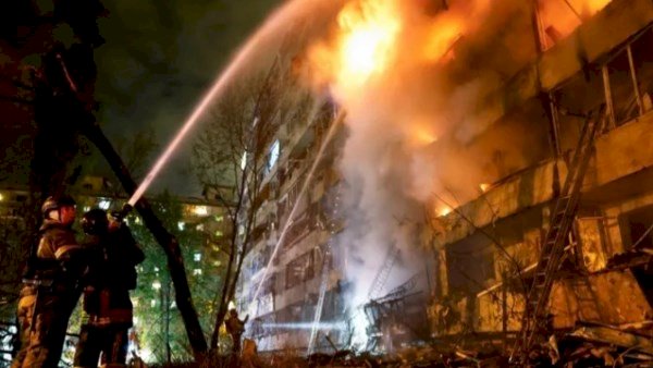 كييف: مقتــل شخص وإصابة 13 جراء استهداف روسيا لمبنى سكني.. وقصف محطة كهرباء