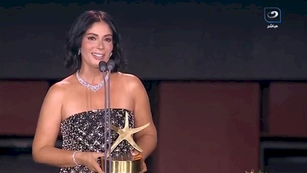 أحمد السقا يهنئ منى زكى على تكريمها فى مهرجان الجونة: فرحانلك من كل قلبى