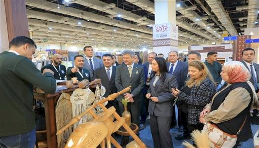 وزيرة التضامن تتفقد جناح صندوق دعم الصناعات الريفية والبيئية المشارك في فعاليات معرض "تراثنا" للحرف اليدوية والتراثية