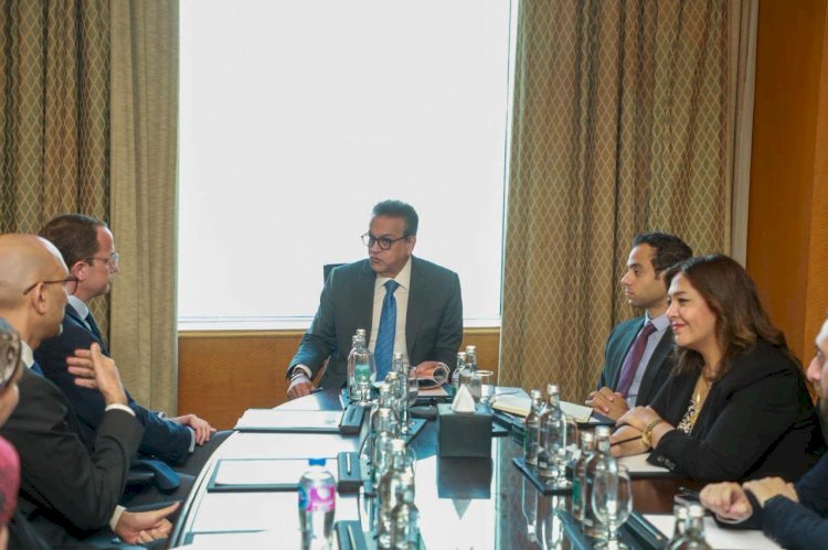 وزير الصحة يبحث مع «فايزر» توطين لقاح المكورات الرئوية وتعزيز التعاون في علاجات الأورام والأمراض النادرة