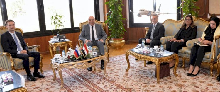 وزير الطيران المدني يبحث مع السفير السلوفيني تعزيز الربط الجوي وفتح آفاق جديدة لتنمية الحركة السياحية بين البلدين