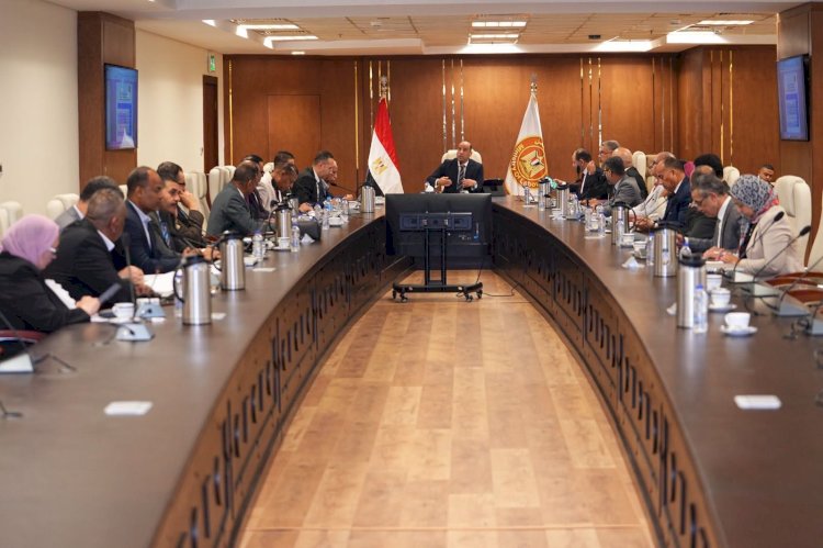 وزير العمل يبحث تعديلات قانون المنظمات النقابية العمالية وتشكيل لجان متخصصة لتعزيز الحوار الاجتماعي
