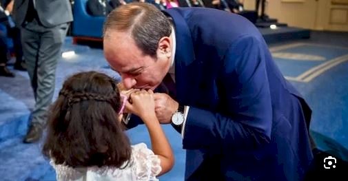 الرئيس السيسي يحقق أمنية الطفلة تاليا بصورة تذكارية في ختام منتدى مصر 2026