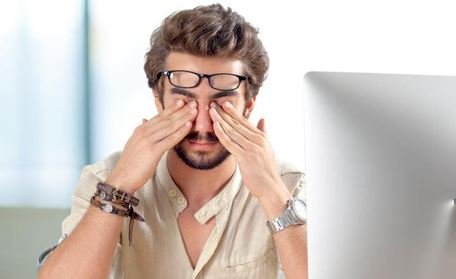 رفرفة العين باستمرار.. 7 أسباب شائعة أبرزها إجهاد الهاتف والكمبيوتر