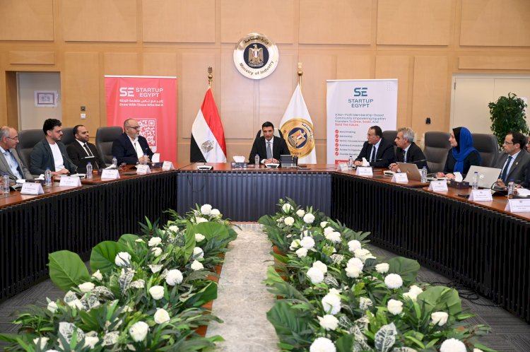 وزارة الصناعة تبحث مع «ستارت أب إيجيبت» و21 شركة آليات تمكين الصناعة المبتكرة ودمج الشركات الناشئة في سلاسل الإمداد