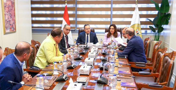 وزراء التنمية المحلية والبيئة والتعليم العالي يتابعون تنفيذ تمثال مجدي يعقوب بالجيزة