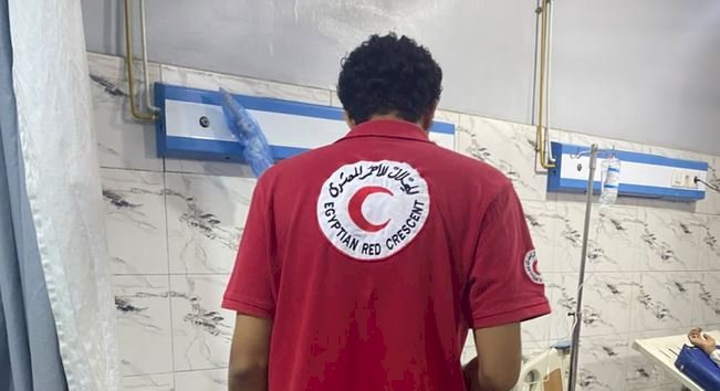 الهلال الأحمر المصري يقدم تدخلات إغاثية لمتضرري حادث "الطريق الأوسطي" باتجاه الضبعة
