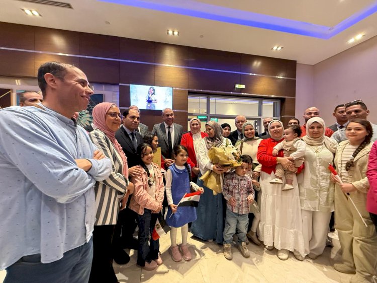 تقديرًا لإنجازها العربي.. وزير الطيران المدني يستقبل بطلة «تحدي القراءة العربي» بمطار القاهرة الدولي