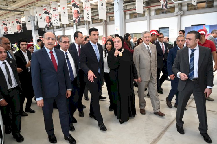 وزير الصناعة يتفقد خطوط إنتاج السيارة للتعرف على مراحل التصنيع والتكنولوجيات المستخدمة في الإنتاج